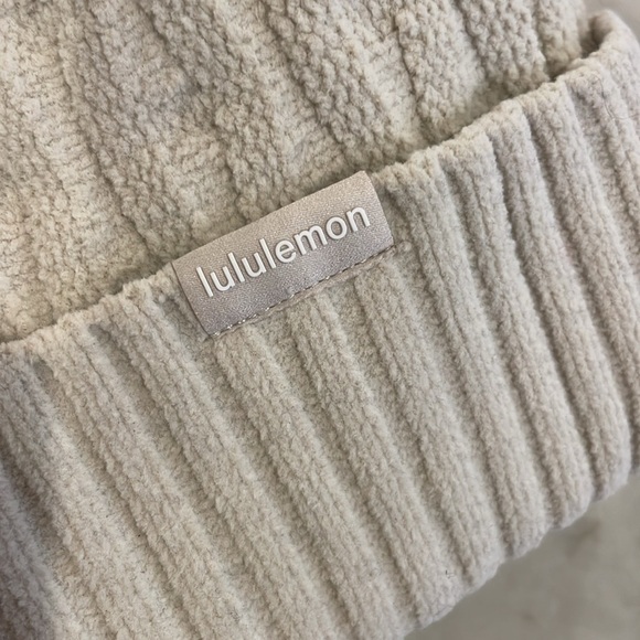 NWT Lululemon Women’s Cable Knit Pom Beanie Natural Ivory - Picture 3 of 4